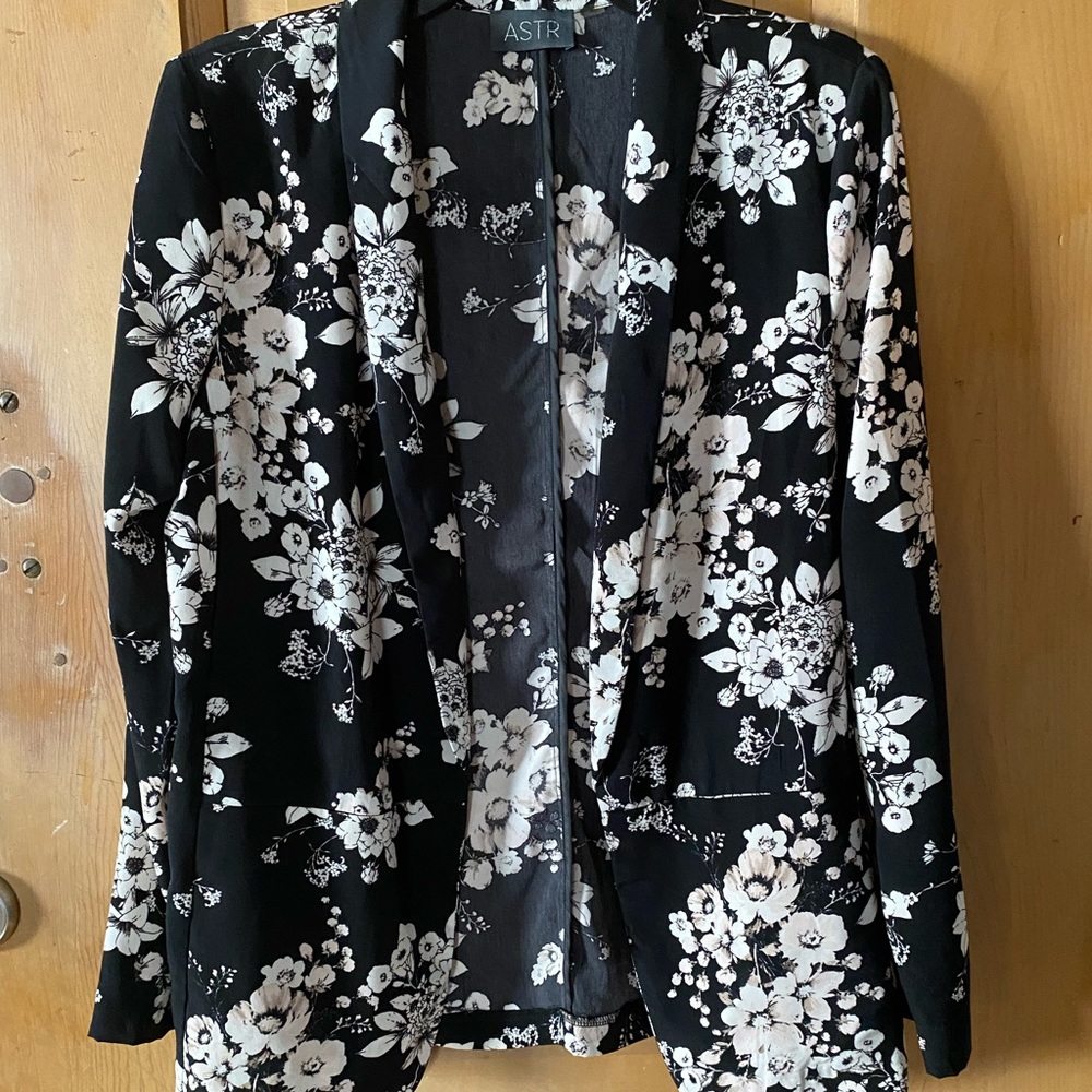 ASTR women's flowy blazer